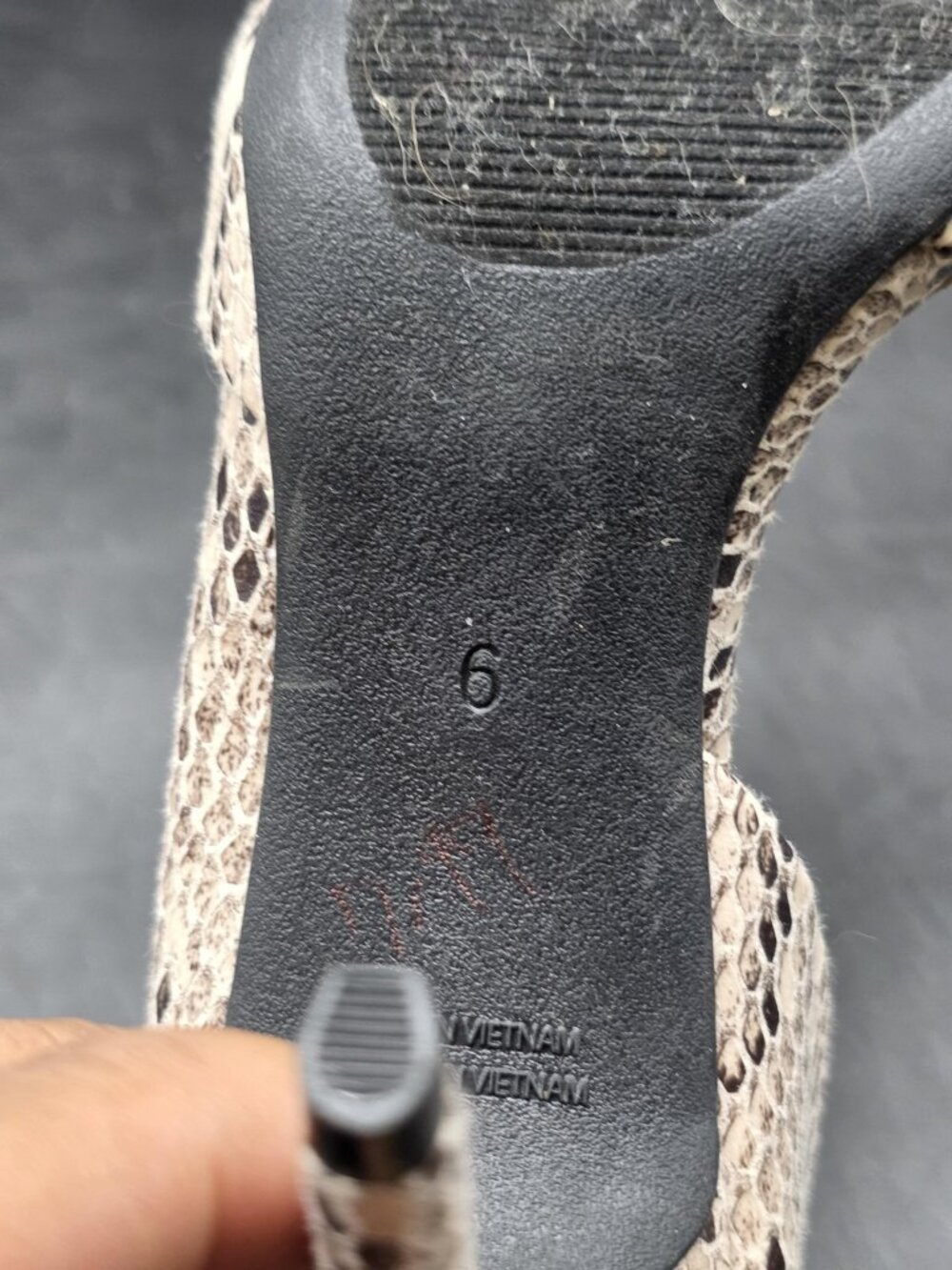 Old Navy Shoes Womens Size 6 Beige Snake Print D'Orsay Pointed Toe Heels Stains - Picture 9 of 11